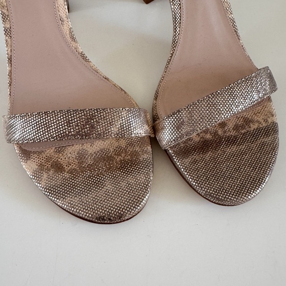 STUART WEITZMAN • Nearlynude Textured-Lamé Sandals In Oro - Picture 8 of 15